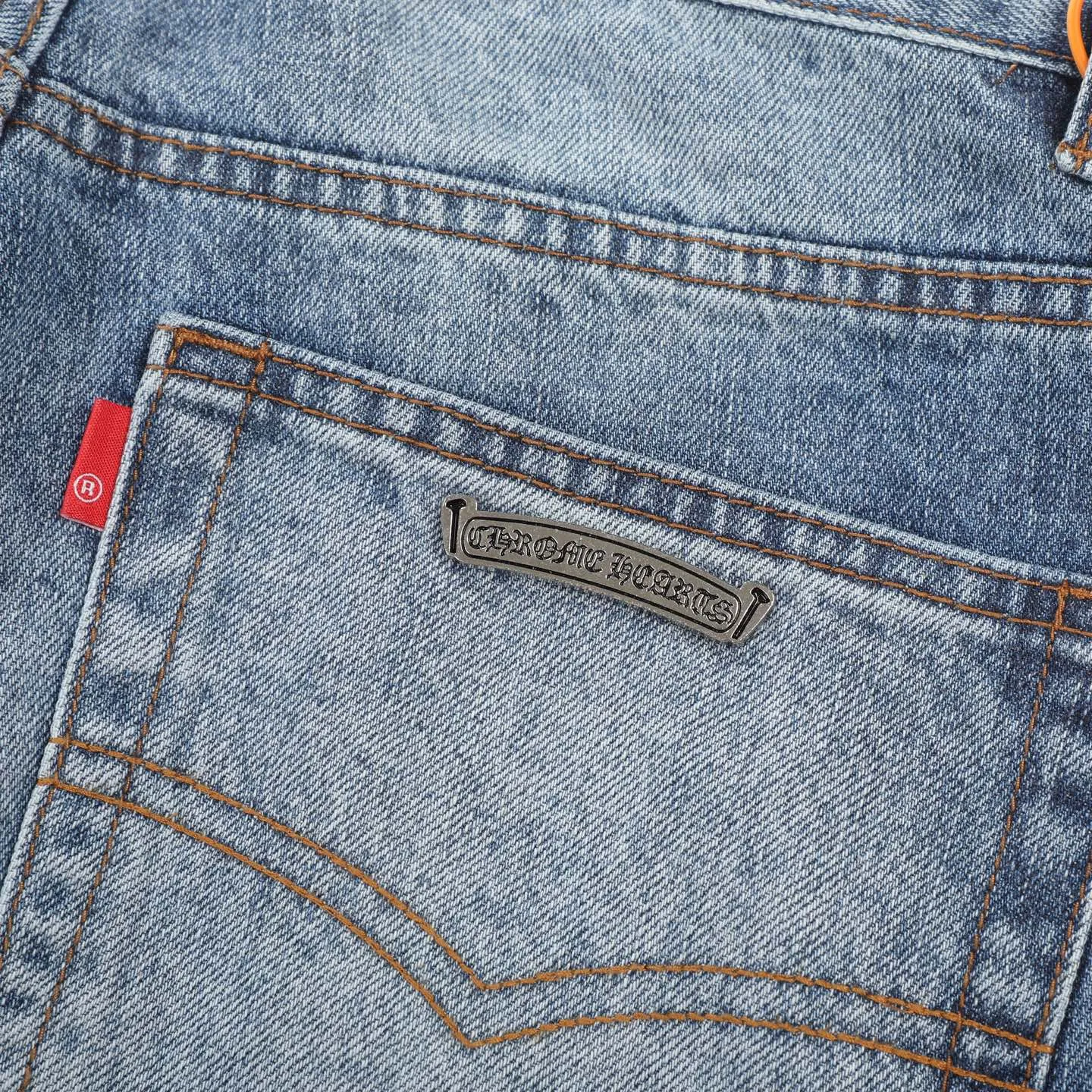 P280 Chromehearts washed blue ripped starry sky leather jeans adopt starry sky theme leather elements, mostly presented in the shape of a cross, with glitter on the leather surface. Unique design, simple and elegant details, exquisite workmanship, the entire trousers are neatly routed, and the details are in place! Ceiling-level jeans, a pair that is hard to find at the counter. About Zangyin, this is an extremely luxurious fashion brand that can also be called the aristocrat of the high street. It has always been an exclusive brand for some hipsters or the rich second generation. It is more luxurious and noble than ordinary high streets. It is more fashionable and individual than luxury brands. Top heavy industry fashion design has always been created in high street luxury style. Speaking of this style, Zangyin family and GU family are definitely the leading representative brands, especially the Zangyin family's creation of high street style. It has really achieved a state-of-the-art effect. The color system of this model is made of unique washed materials. It is already quite eye-catching. It is decorated with pink patchwork cross flowers, which cleverly highlights the charm of the brand. Secondly, this model adopts a classic high-waist cutting design, which highlights the long legs and fashionable temperament of the upper body. The brand is highly recognizable and the slim-fitting configuration is more suitable for daily wear. Personality, fashion, and specification interpretation are all at a glance. Needless to say, materials and craftsmanship. As an excellent craftsman brand, Zangyin’s requirements for details and craftsmanship are really perfect. The washed color of this model has gone through a lot of processes, not to mention the embellishment of the denim appliqués. It is also purely hand-made and sewn. Just like what they believe in, only hand-made things have soul and have the meaning of wearing. A top-notch heavy-duty fashionable denim item. Recommended by both hands. Size: 28/30/32/34/36 Waist: 73/78/83/88/93 Knee: 52/53.5/55/56.5/58 Pants length: 100/102/104/106/108